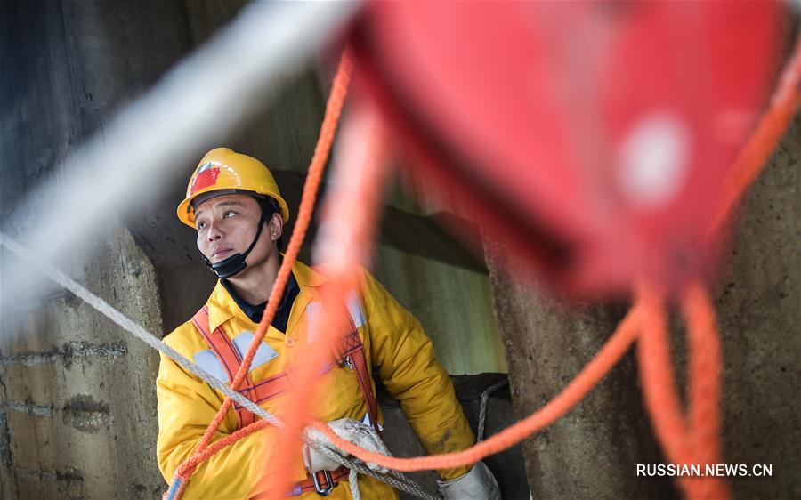 Техобслуживание железнодорожного моста в провинции Сычуань