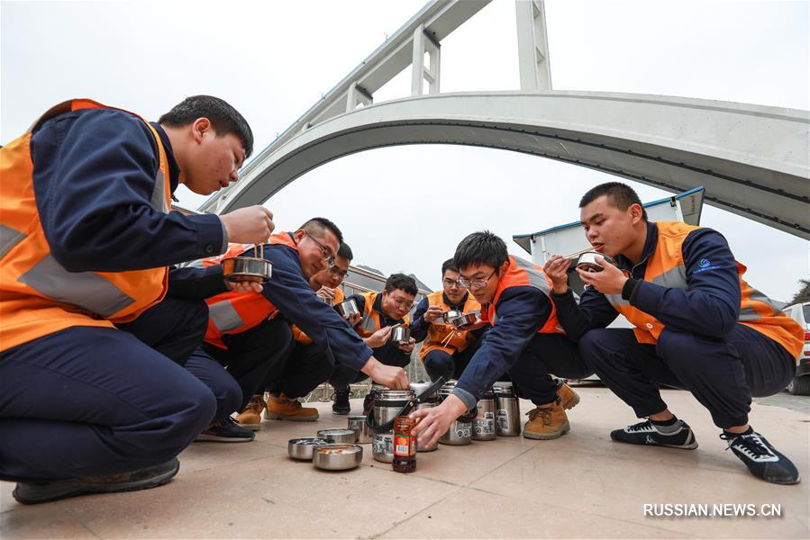 Как поддерживают безопасность на железнодорожном мосту в провинции Гуйчжоу  