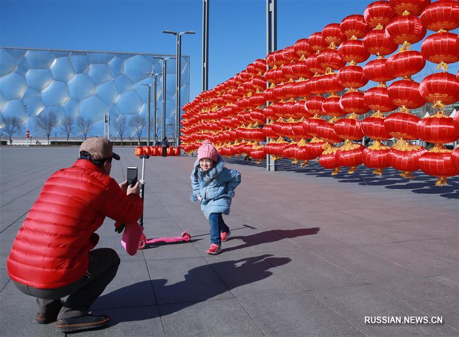 Стенки из праздничных фонарей украсили Олимпийский парк Пекина
