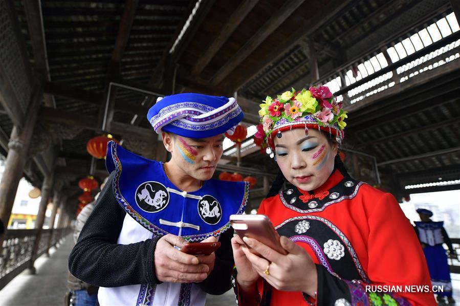 Праздничное выступление туцзяского фольклорного ансамбля "Яомэйэр"