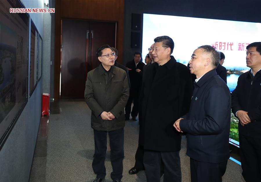 Си Цзиньпин встретился с кадрами и представителями различных национальностей в провинции Сычуань