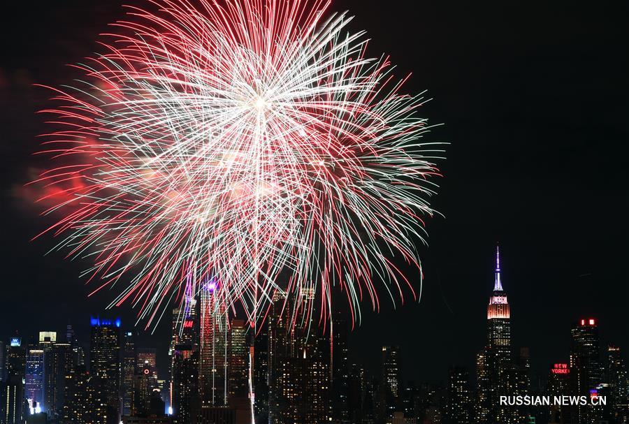 Фейерверк в Нью-Йорке по случаю китайского Праздника Весны