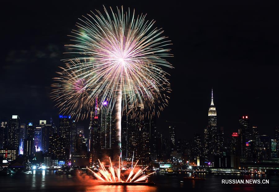 Фейерверк в Нью-Йорке по случаю китайского Праздника Весны