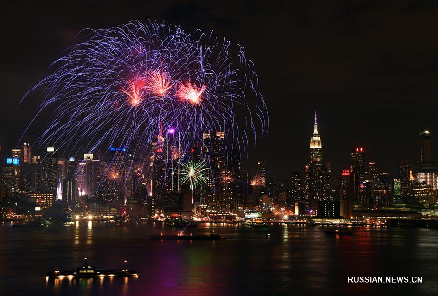Фейерверк в Нью-Йорке по случаю китайского Праздника Весны