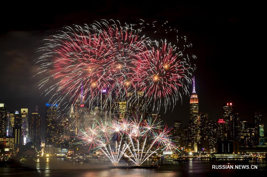 Фейерверк в Нью-Йорке по случаю китайского Праздника Весны