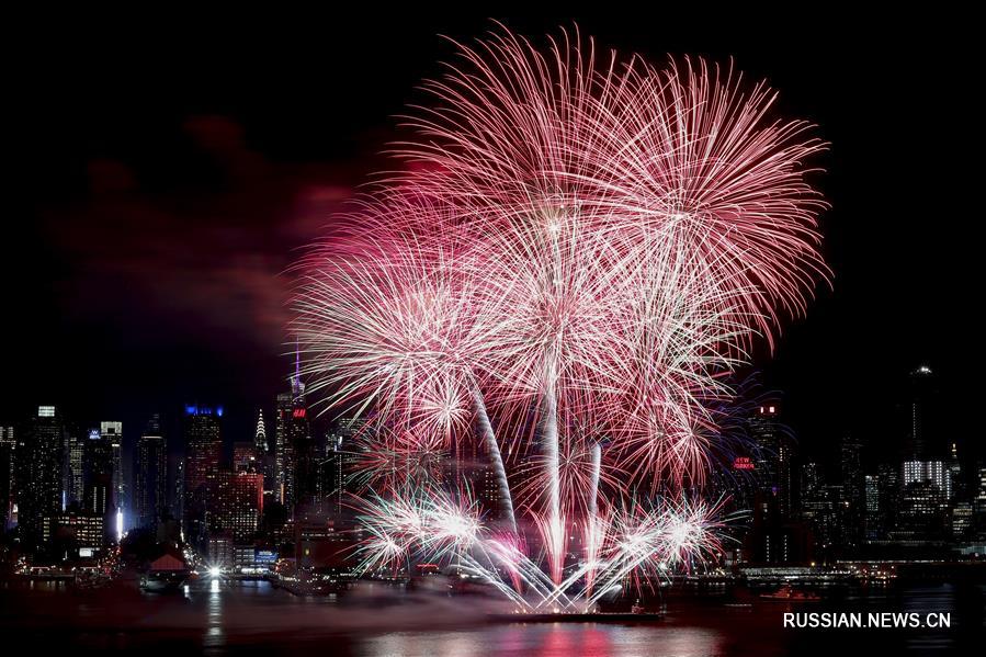 Фейерверк в Нью-Йорке по случаю китайского Праздника Весны