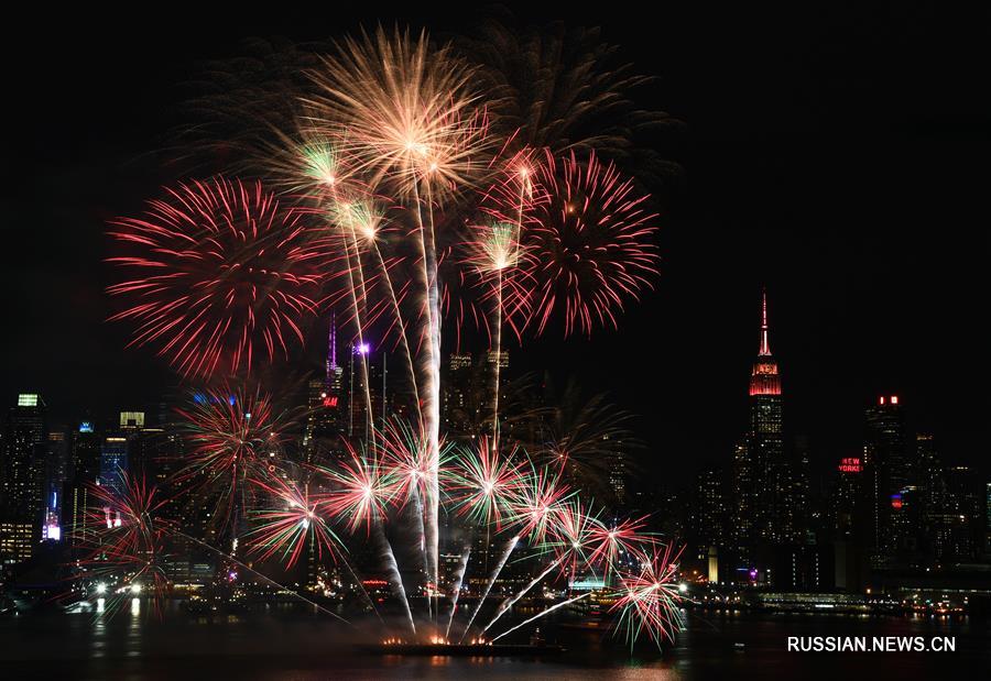 Фейерверк в Нью-Йорке по случаю китайского Праздника Весны