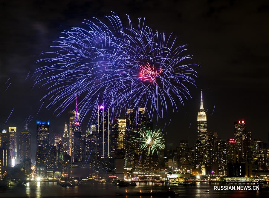 Фейерверк в Нью-Йорке по случаю китайского Праздника Весны