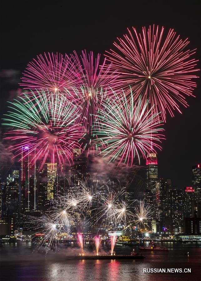 Фейерверк в Нью-Йорке по случаю китайского Праздника Весны