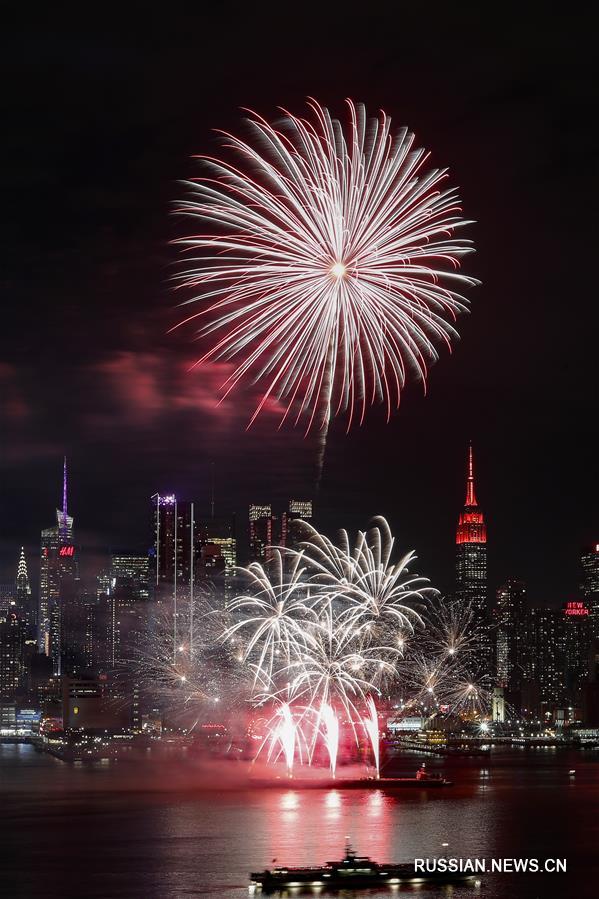 Фейерверк в Нью-Йорке по случаю китайского Праздника Весны