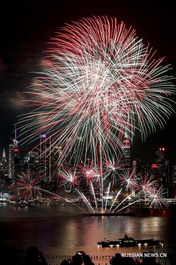 Фейерверк в Нью-Йорке по случаю китайского Праздника Весны