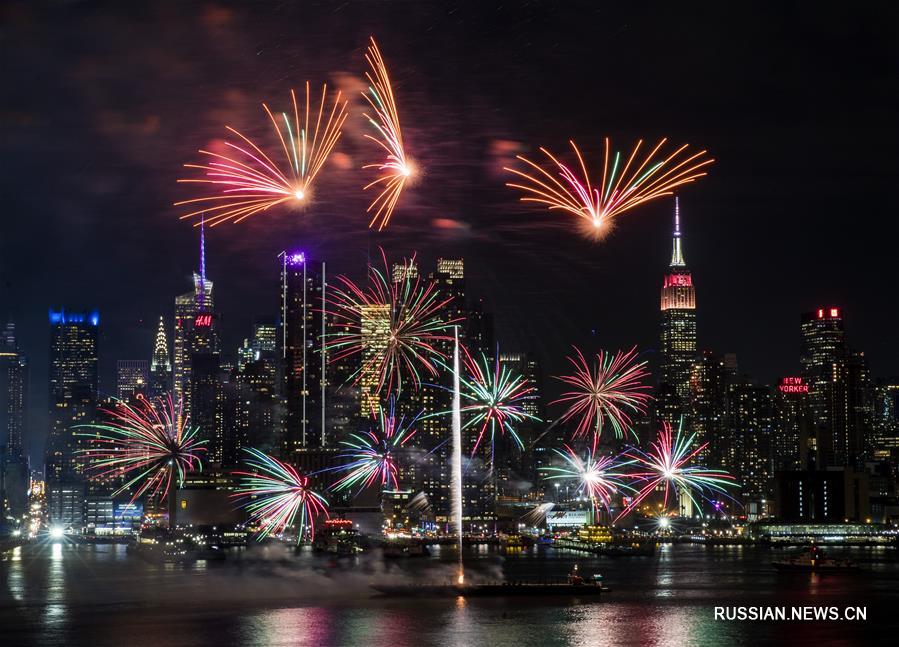 Фейерверк в Нью-Йорке по случаю китайского Праздника Весны
