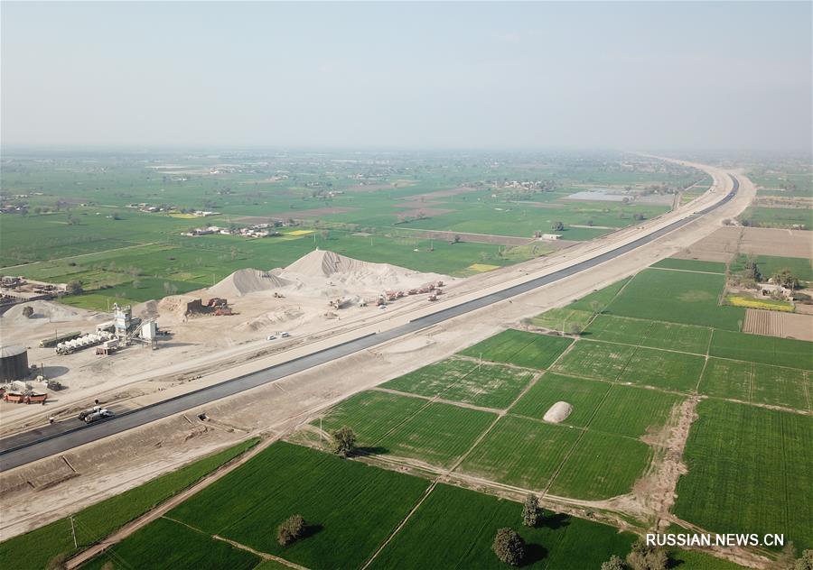 Китайско-пакистанский экономический коридор: на участке Суккур -- Мултан скоростного шоссе Пешавар -- Карачи началась укладка дорожного покрытия