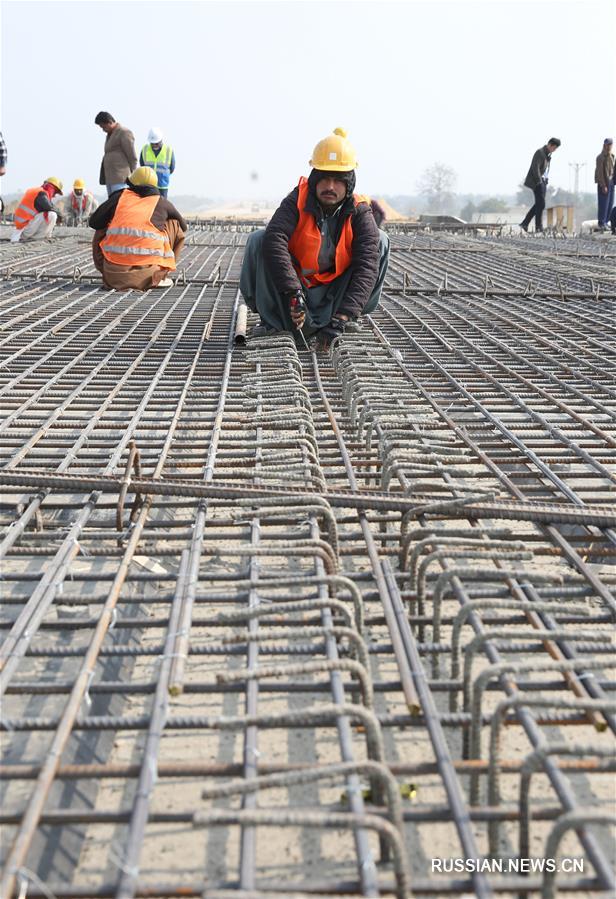 Китайско-пакистанский экономический коридор: на участке Суккур -- Мултан скоростного шоссе Пешавар -- Карачи началась укладка дорожного покрытия