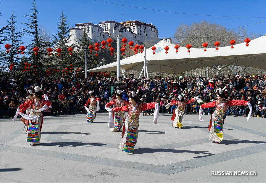 Праздничный концерт в Лхасе по случаю Нового года по лунному и тибетскому календарям