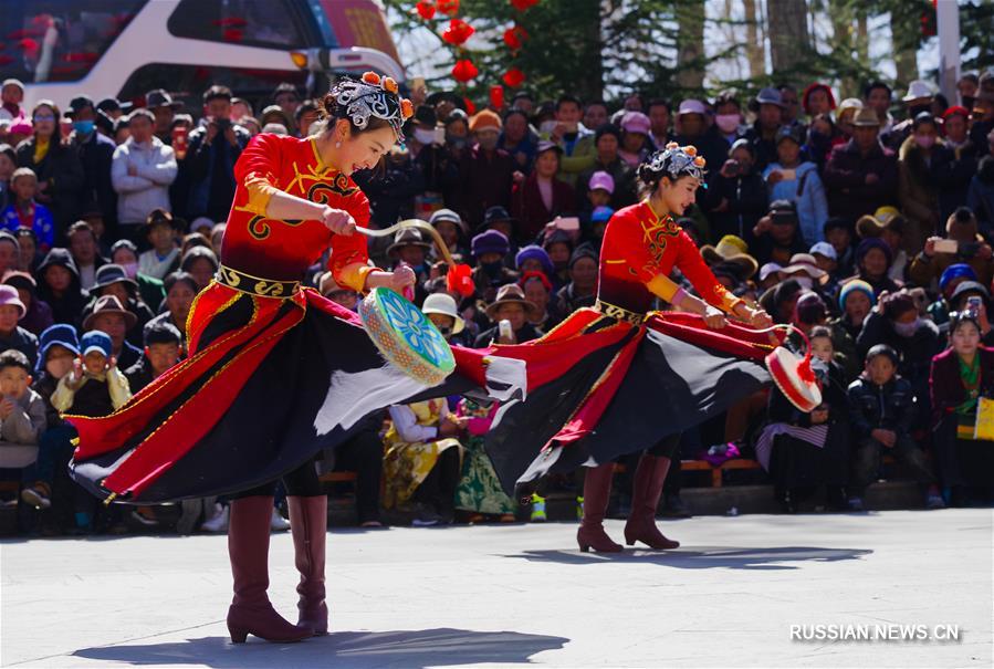 Праздничный концерт в Лхасе по случаю Нового года по лунному и тибетскому календарям