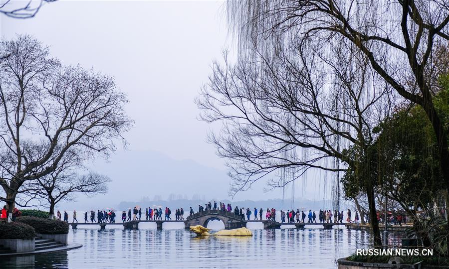 Новогодняя пелена дождя над озером Сиху