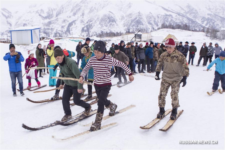 Зимние спортивные соревнования у тувинцев по случаю праздника Весны