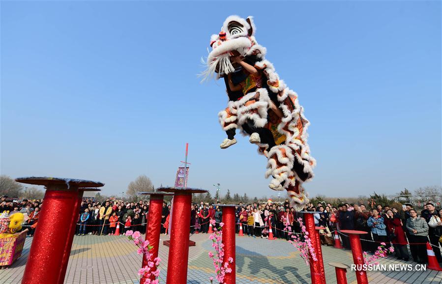Танцы львов по случаю праздника Весны в провинции Шаньси