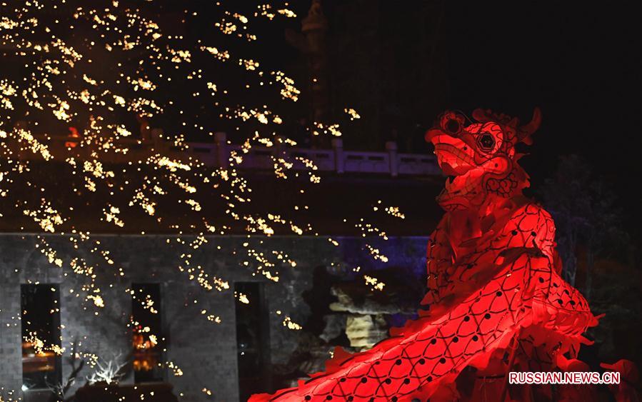 Танец огненного дракона среди искр расплавленной стали в Куньмине