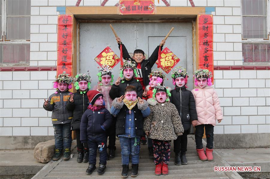 Новогоднее представление театра на спине бэйгань в уезде Цяньси