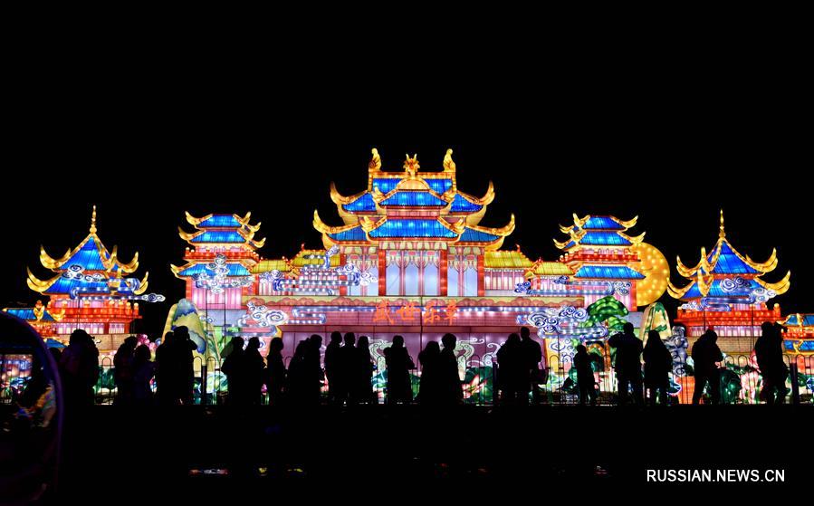 Выставка цветных фонарей в уханьском парке Юаньбо