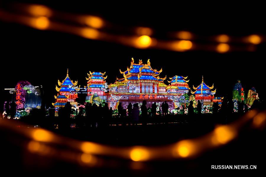 Выставка цветных фонарей в уханьском парке Юаньбо