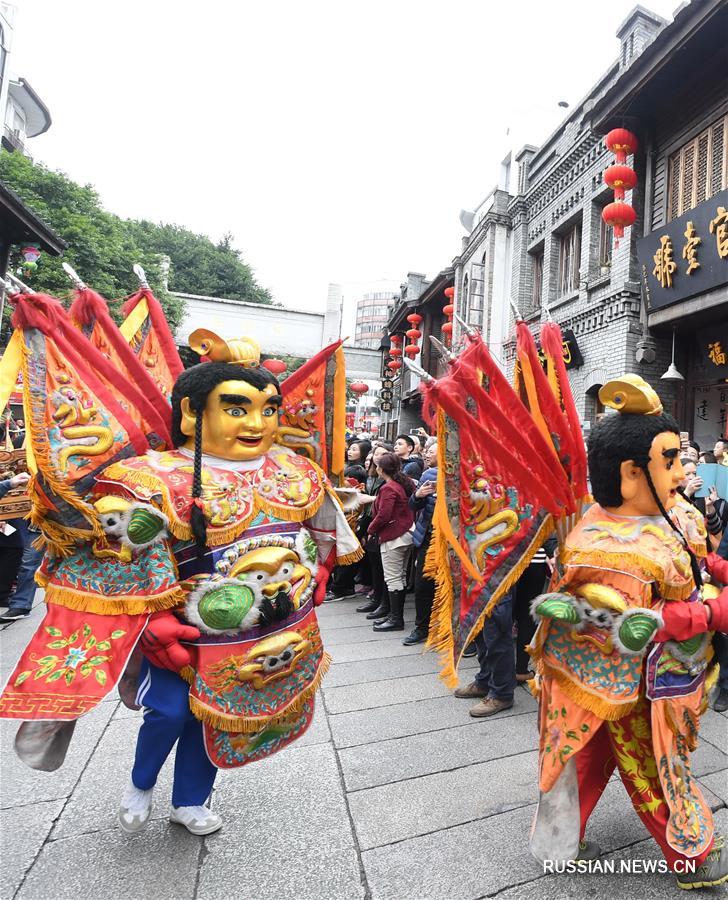 Парад в честь бога богатства Цайшэня в Фучжоу
