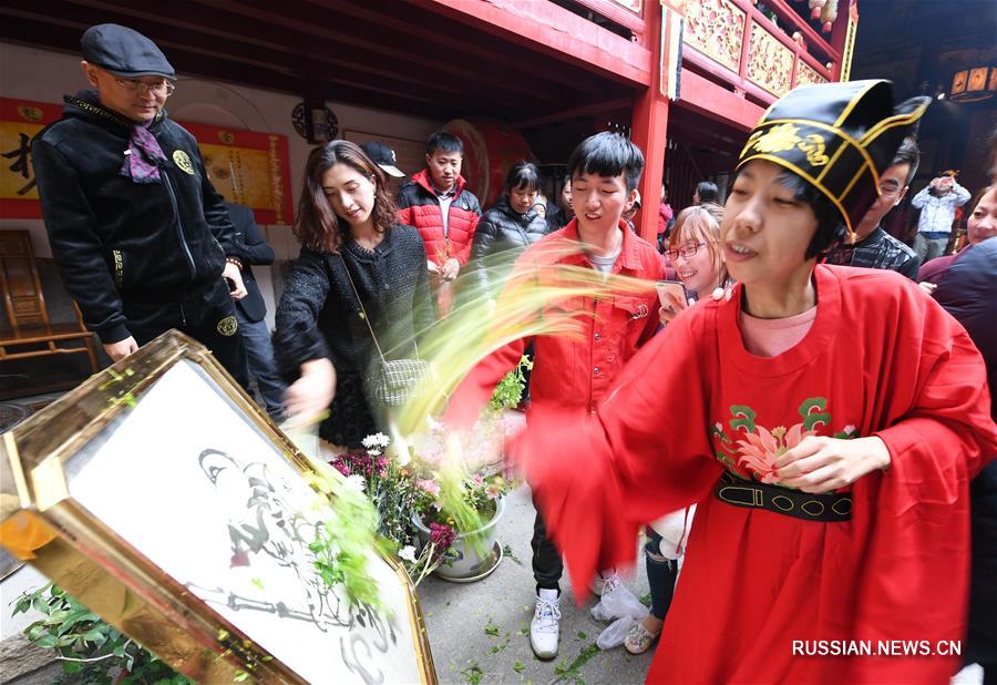 Парад в честь бога богатства Цайшэня в Фучжоу