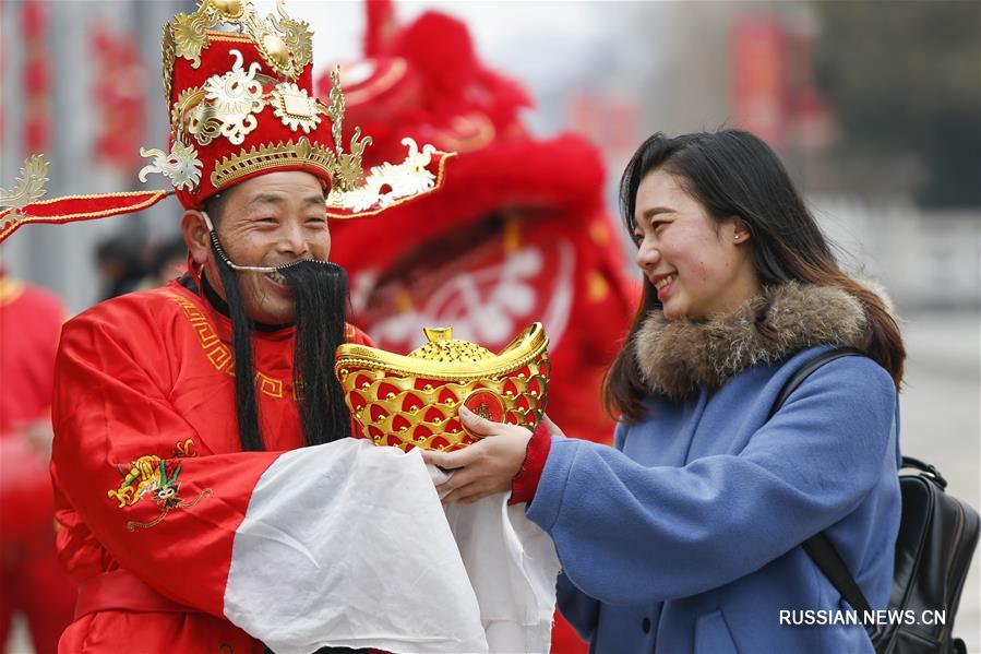 Китай чествует Цайшэня -- бога богатства