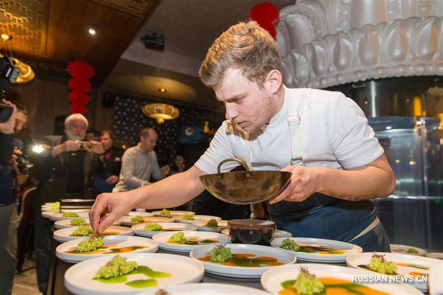 Кулинары из Китая и России продемонстрировали свое искусство на ужине по случаю праздника Весны