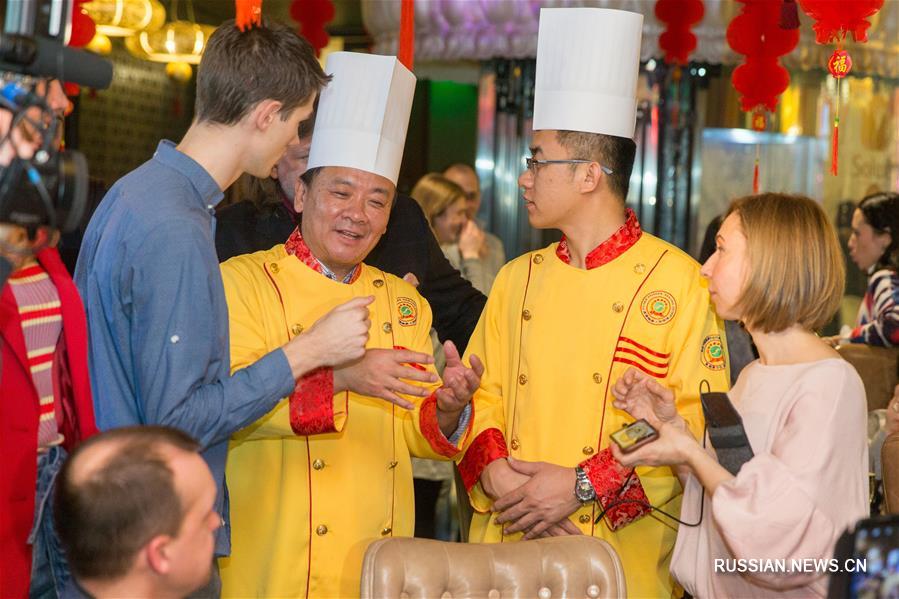Кулинары из Китая и России продемонстрировали свое искусство на ужине по случаю праздника Весны
