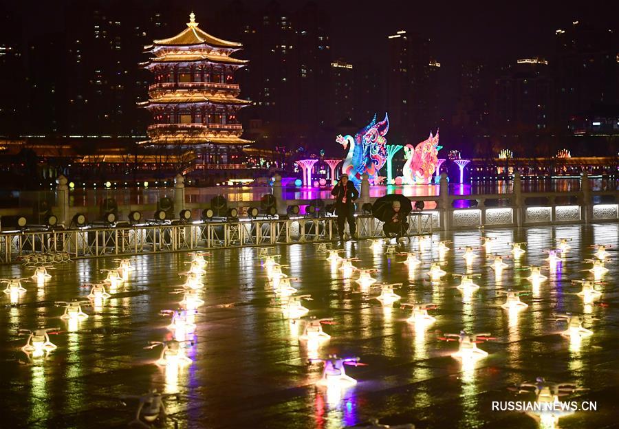 В древнем китайском городе Сиань прошло световое шоу дронов