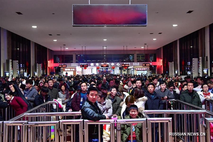 Пик обратного пассажиропотока на вокзалах и дорогах Китая
