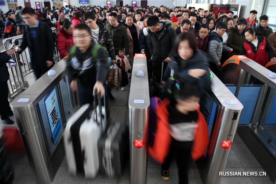 Пик обратного пассажиропотока на вокзалах и дорогах Китая