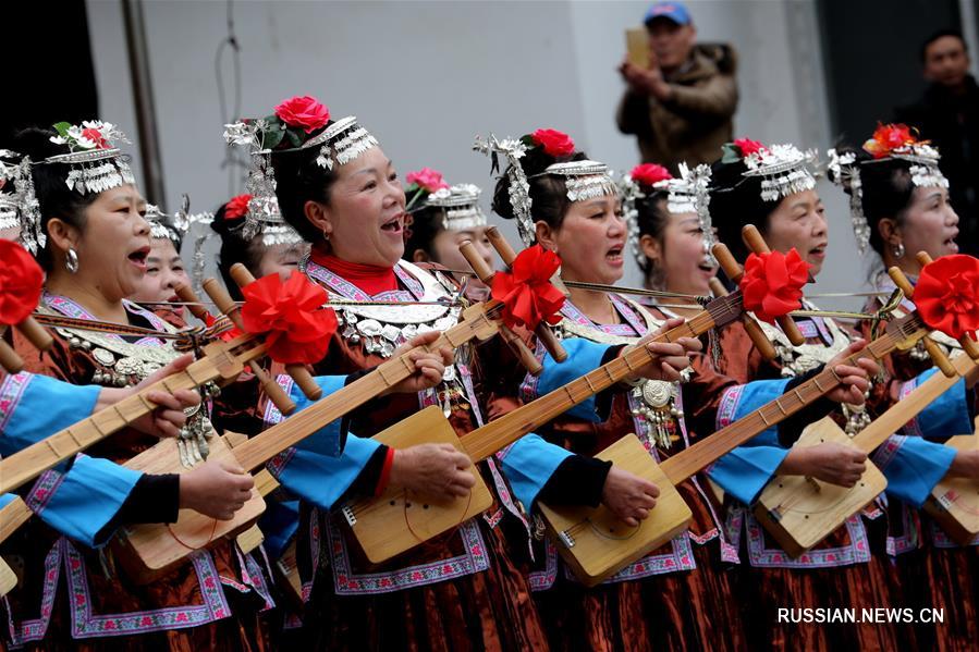 "Новогодний праздник десяти тысяч человек" у дунов в уезде Луншэн