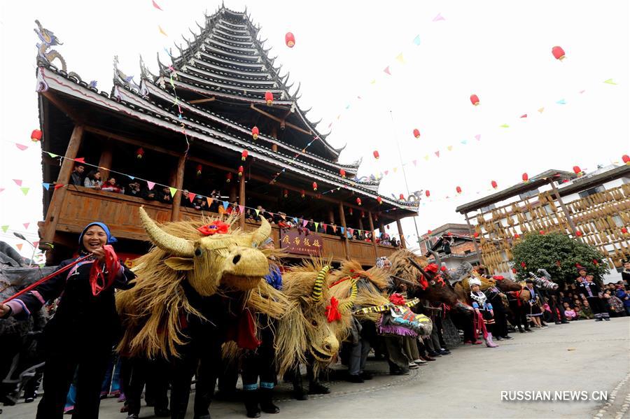 "Новогодний праздник десяти тысяч человек" у дунов в уезде Луншэн