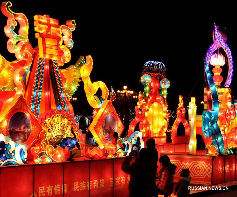 Яркие огни новогодней выставки фонарей в Хуанхуа