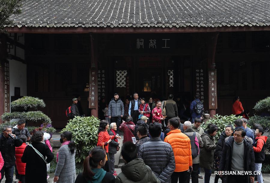 В Чэнду прошло ежегодное паломничество к тростниковой хижине Ду Фу в "день Человека"
