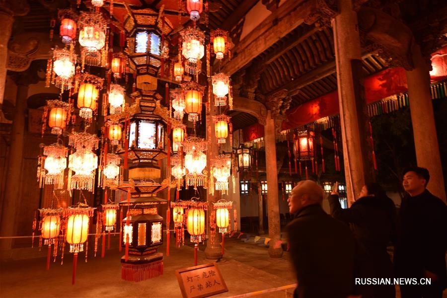 По всему Китаю проходят праздничные выставки цветных фонарей