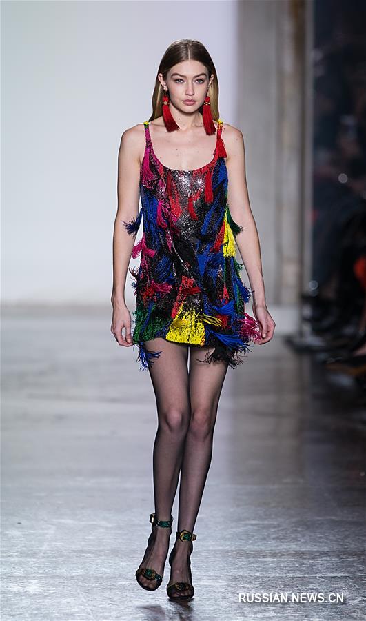 Миланская неделя моды: презентация новой коллекции женской одежды сезона осень-зима  от Versace 
