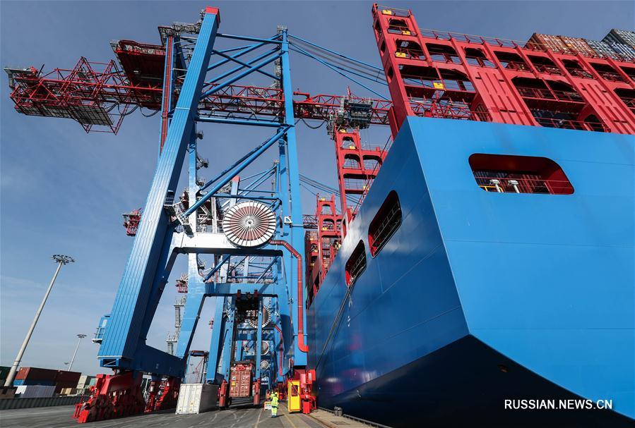 Китайский контейнеровоз нового поколения "COSCO SHIPPING ARIES" пришвартовался в  порту Гамбург 