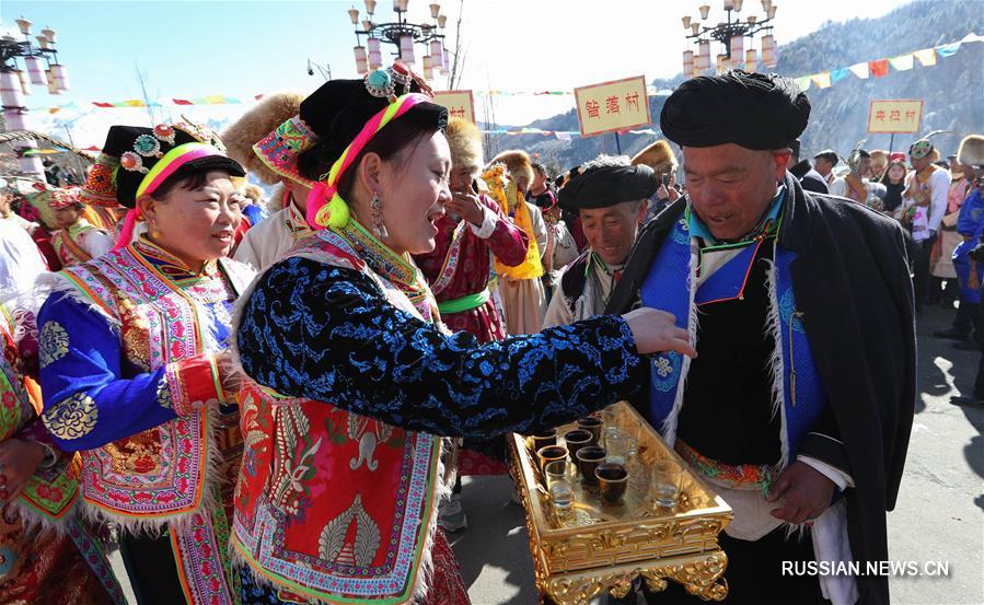 Тибетцы из провинции Сычуань молятся о богатом урожае в новом году