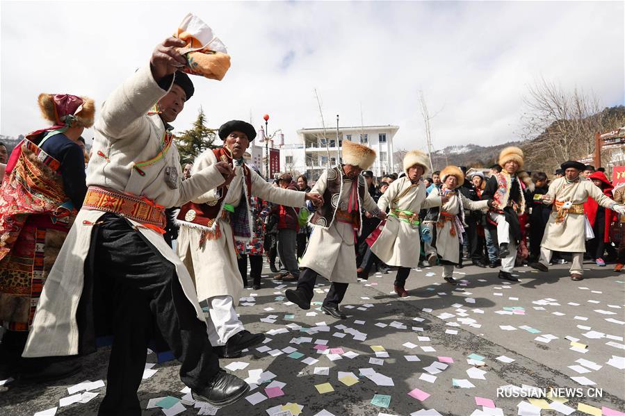 Тибетцы из провинции Сычуань молятся о богатом урожае в новом году