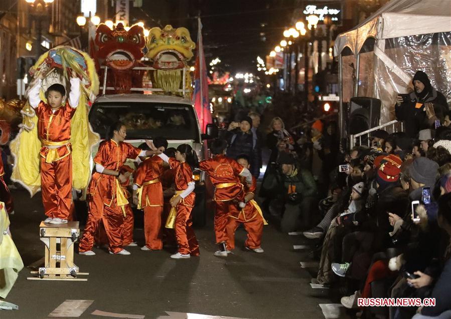 Парад украшенных платформ по случаю китайского Нового года по лунному календарю в Сан-Франциско собрал почти миллион зрителей