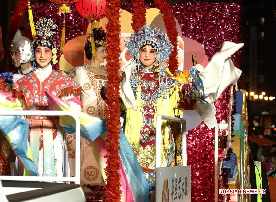 Парад украшенных платформ по случаю китайского Нового года по лунному календарю в Сан-Франциско собрал почти миллион зрителей