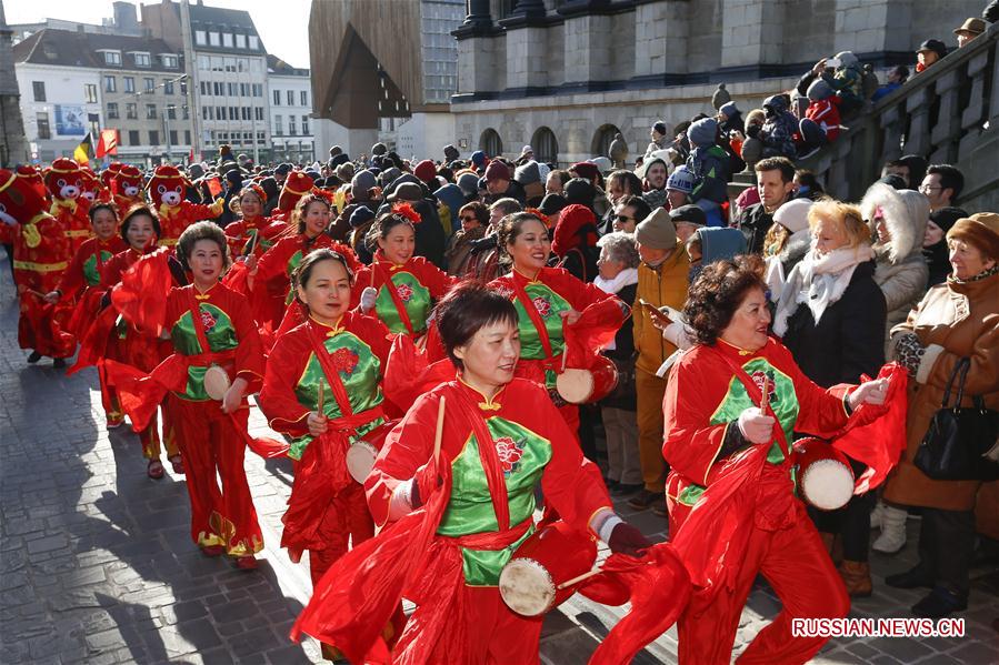 В бельгийском Генте впервые прошел костюмированный парад по случаю китайского праздника Весны