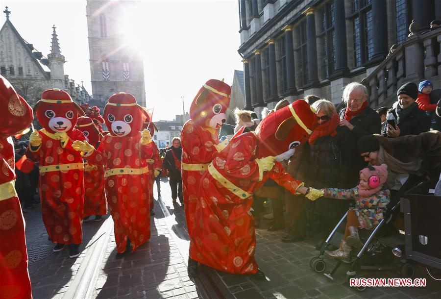 В бельгийском Генте впервые прошел костюмированный парад по случаю китайского праздника Весны