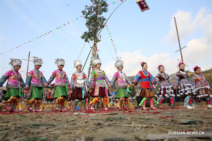 Фольклорный фестиваль Ганьпинцзы в Цэньгуй-Мяоской деревне