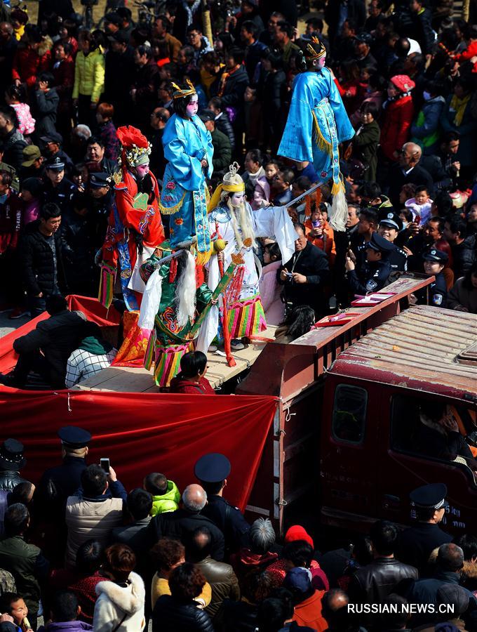 Традиционная церемония встречи богов-покровителей города в Сиане